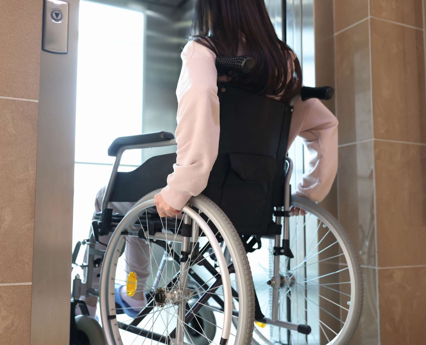 Giá thang máy cho người khuyết tật tại nhà