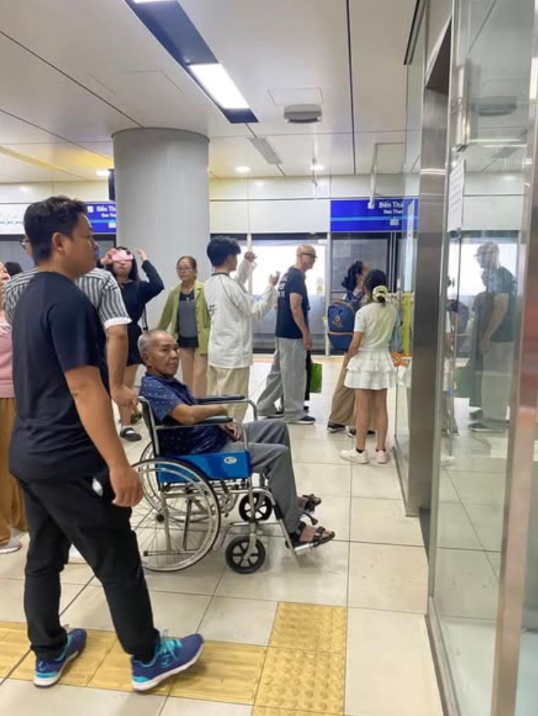 Người già yếu sử dụng thang máy an toàn trong nhà