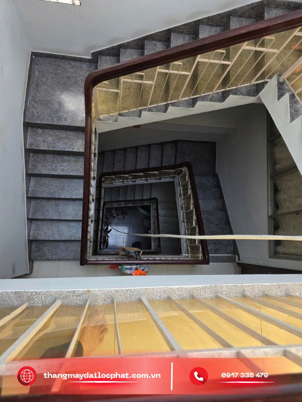 nhà phố diện tích hẹp lắp thang máy