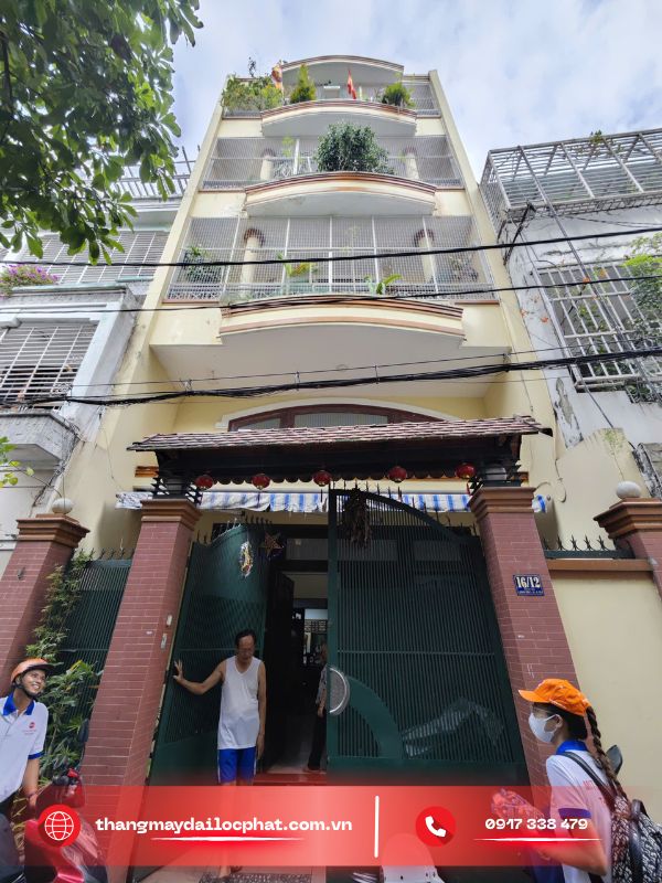 nhà xây sẵn có lắp được thang máy không