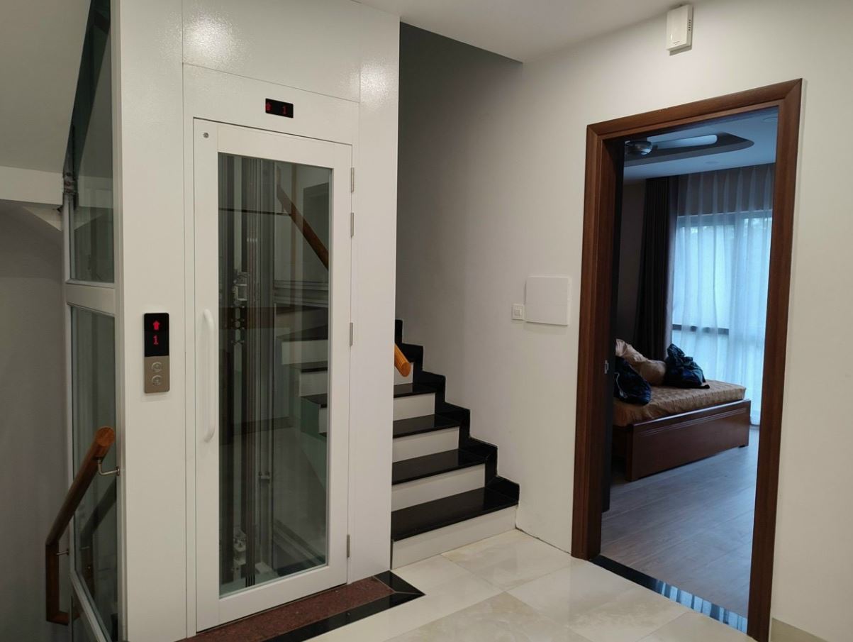 Thang máy mini gia đình giúp người lớn tuổi đi lại an toàn
