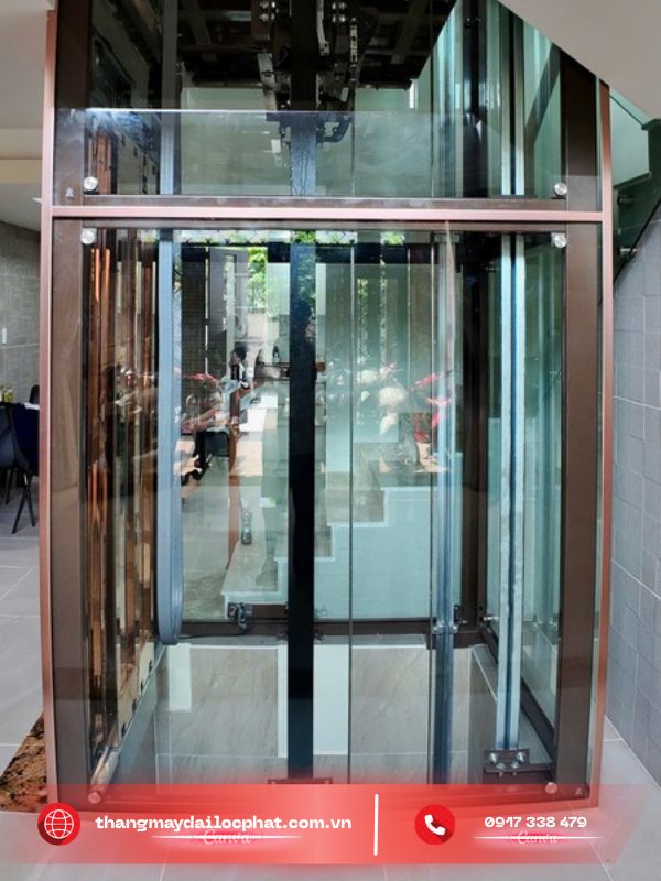 Hố thang máy quan sát sử dụng kính thay cho tường xây kín