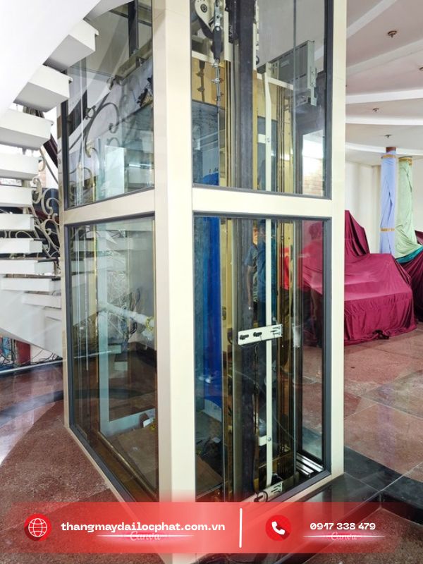 Thang máy quan sát trong biệt thự tạo điểm nhấn kiến trúc sang trọng