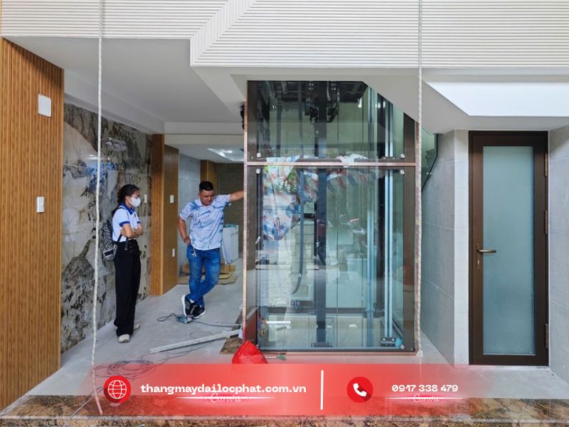 Thang máy quan sát lắp đặt trong nhà phố giúp không gian sáng và thoáng hơn