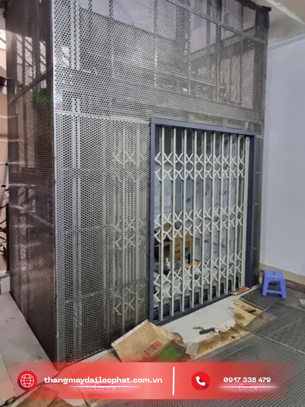 Thang máy tải hàng hoàn thiện trong nhà xưởng