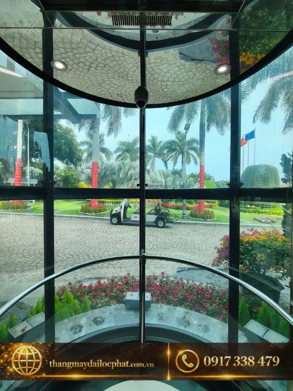 bên trong cabin thang máy khách sạn tải trọng 630kg rộng rãi