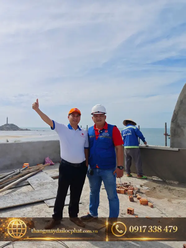 kỹ sư Đại Lộc Phát đang lắp đặt thang máy tại công trình khách sạn