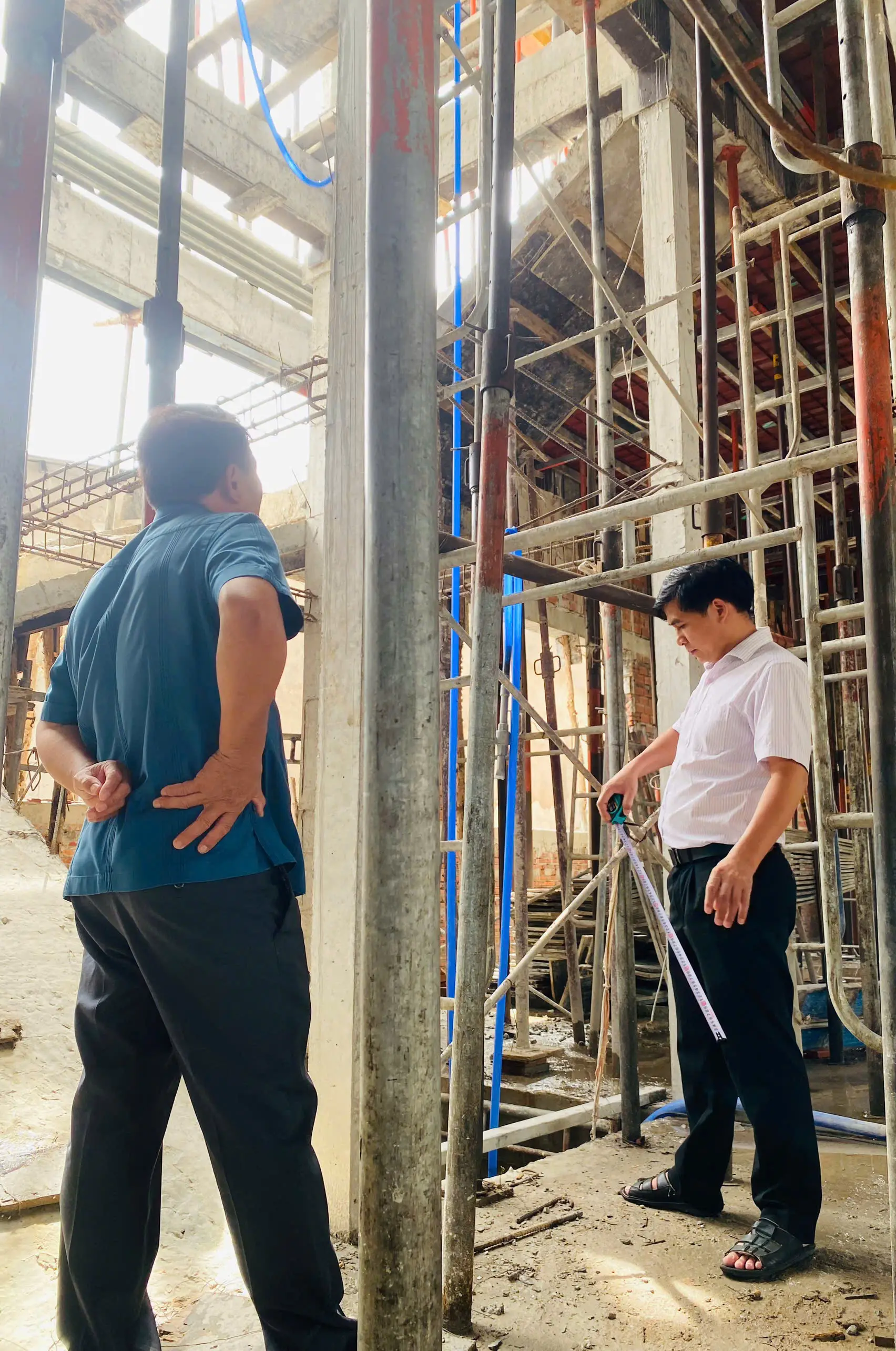 kỹ sư Đại Lộc Phát khảo sát đo đạc kích thước hố thang máy tại nhà