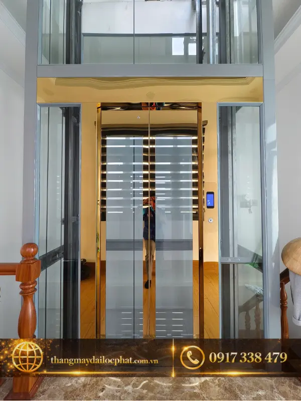Thang máy vách kính lấy sáng tự nhiên trong nhà phố