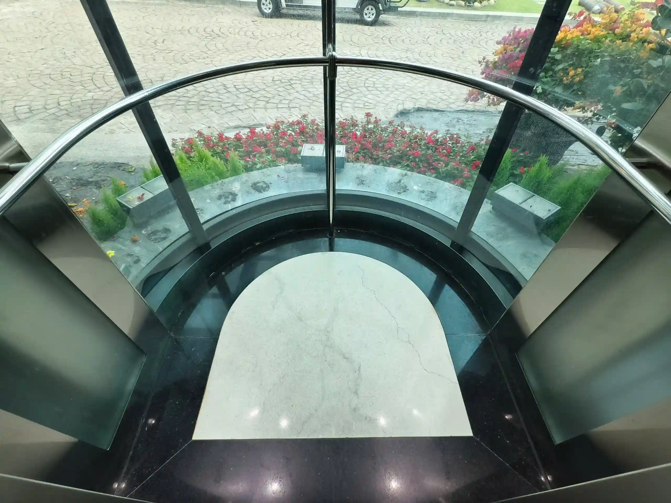 Thang máy Mitsubishi gia đình 450kg bán nguyệt lắp đặt nhà phố 5 tầng Thủ Đức cabin inox Đại Lộc Phát